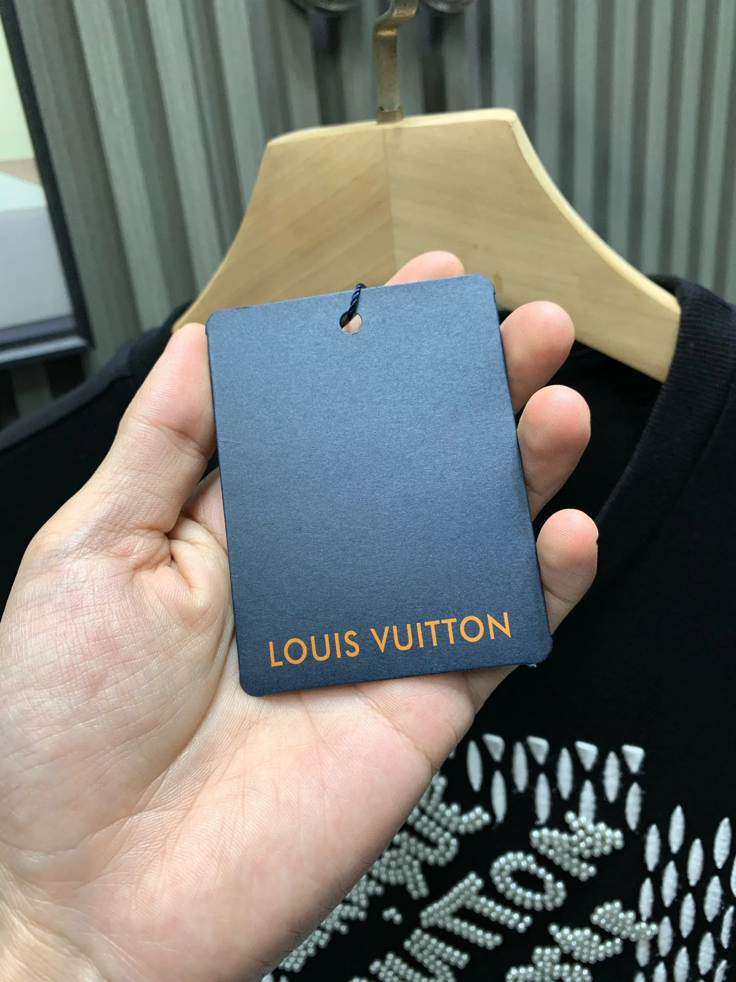 🅿️280 🀄️ Louis Vuitton Louis Vuitton 1V Louis Vuitton 2025FW The most expensive embroidered/pearl beaded half-sleeved T-shirt in history. This cotton T-shirt is from the 2025 spring and summer show. It shows the latest designer Pharrell Williams/Fei Dong's Marque L. Vuitton déposée logo created by citing the brand archives. Beaded embroidery and delicate silk threads highlight the dandy theme of the season. The reverse-effect beaded embroidered label injects a trendy look into the casual look. The fabric is made of 40s double-ply combed cotton + long-staple cotton blended compact siro-spun yarn. The weight is 280g. The front panel is embroidered with Tajima embroidery machine imported from Japan. Thick rubber pad base polyester mercerized three-dimensional hemming embroidery. Each bead is hand-pointed. A cardboard mold is opened. A single cut piece is powder-swept for precise positioning. The beads are made with 4-mile round pearlescent white bubble beads and are hand-crocheted. All single beads are tied with hooks and threads to ensure they are in the right position to sweep the powder, which is different from the ordinary beaded versions on the market.